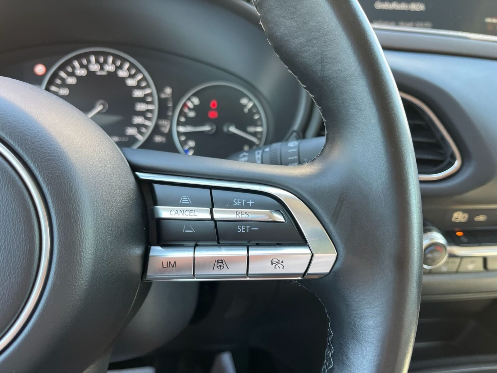 MAZDA CX30 ZENITH WHITE SAFETY