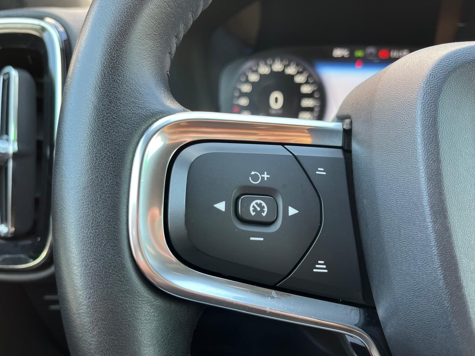 VOLVO MOMENTUM