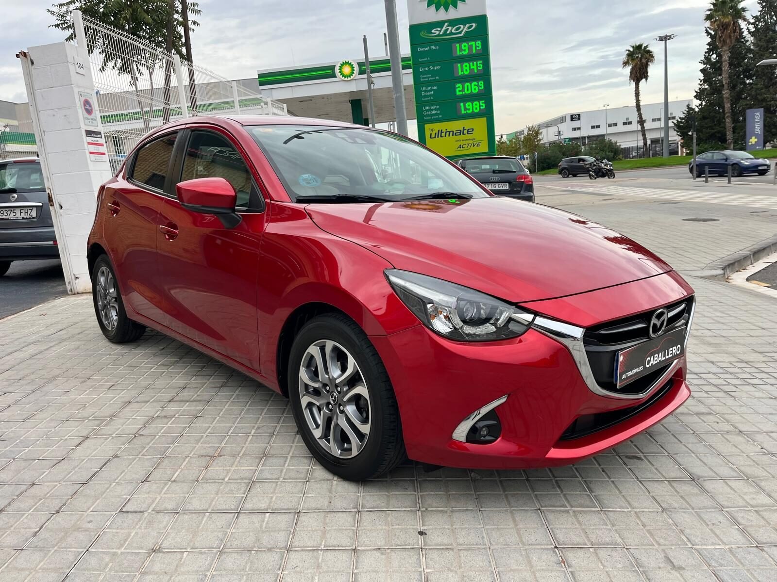 MAZDA 2 LUXURY WHITE SAFETY NAVI