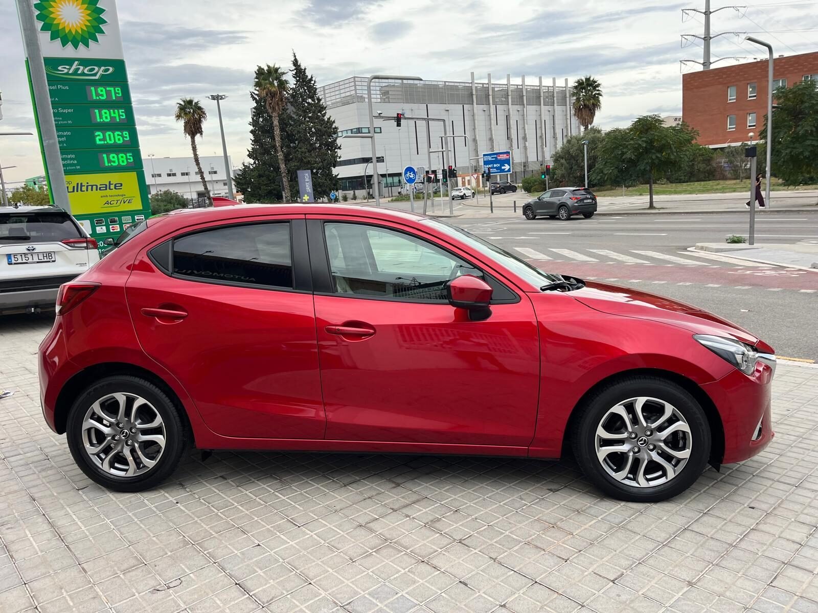 MAZDA 2 LUXURY WHITE SAFETY NAVI