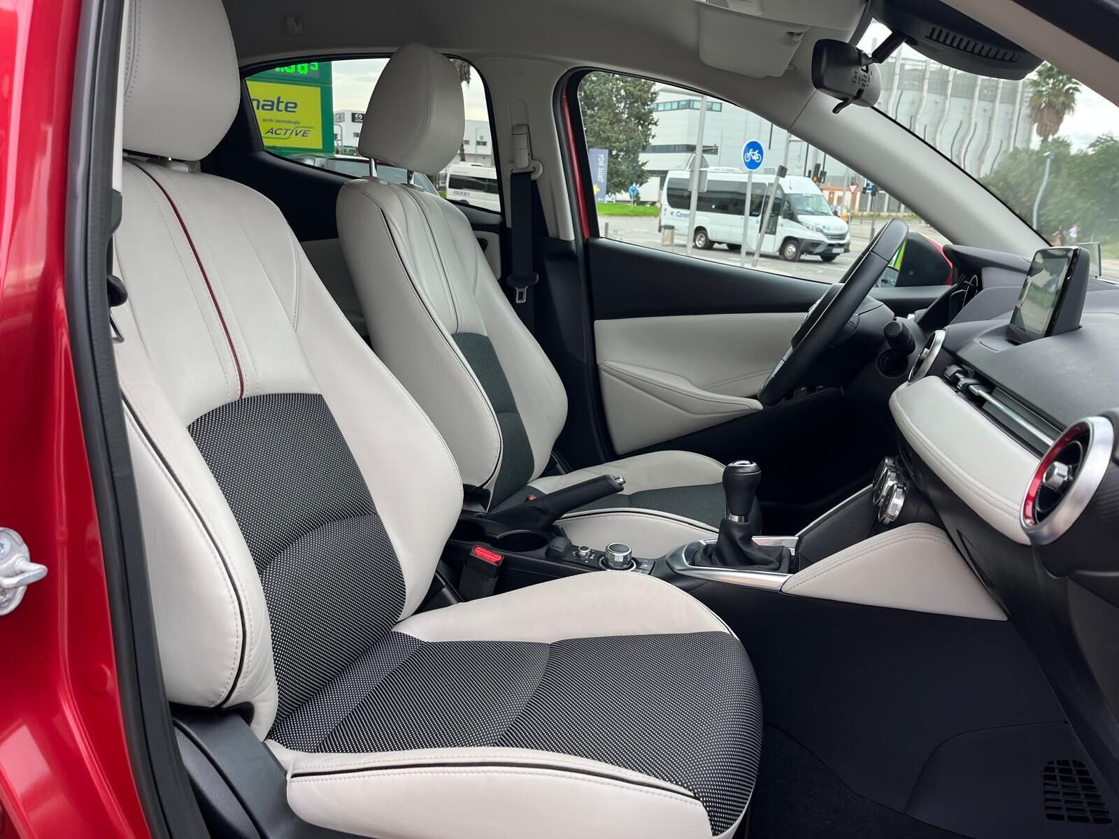 MAZDA 2 LUXURY WHITE SAFETY NAVI