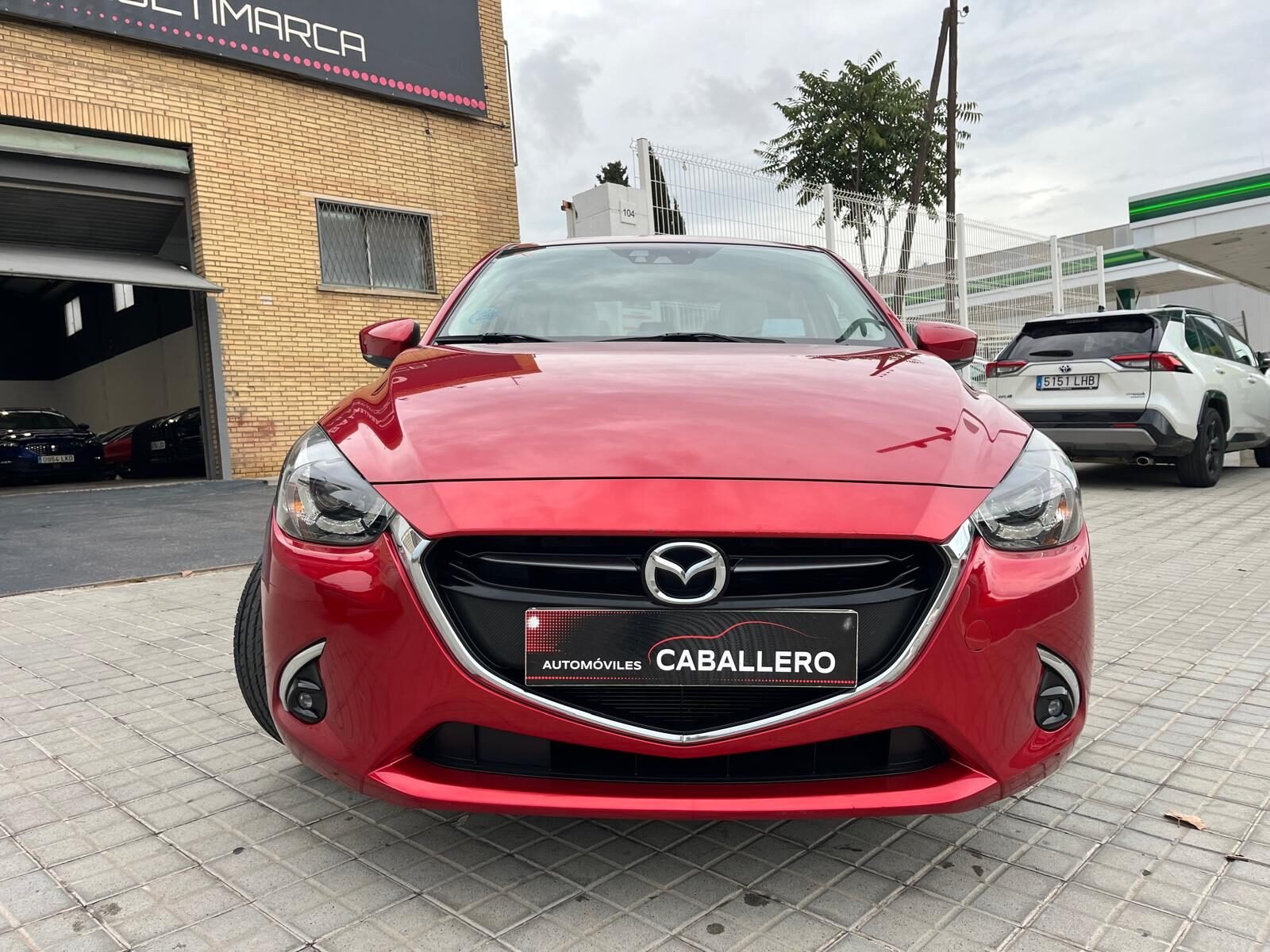 MAZDA 2 LUXURY WHITE SAFETY NAVI