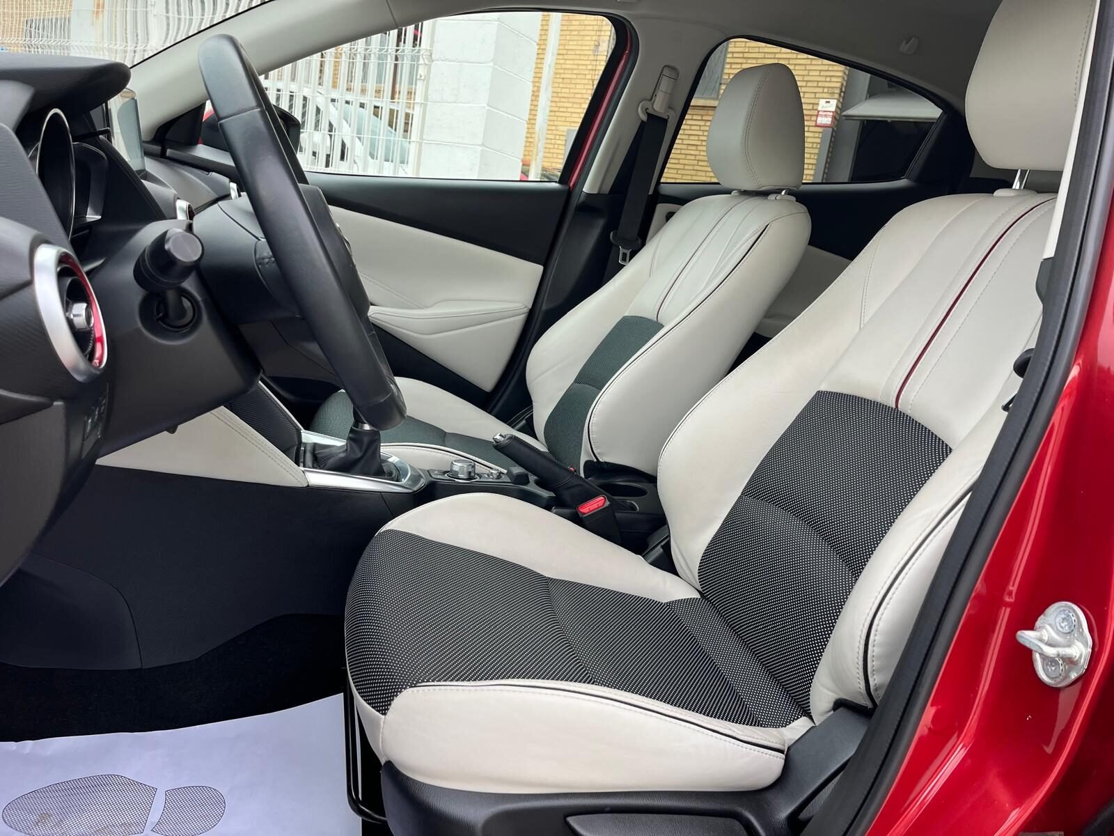 MAZDA 2 LUXURY WHITE SAFETY NAVI