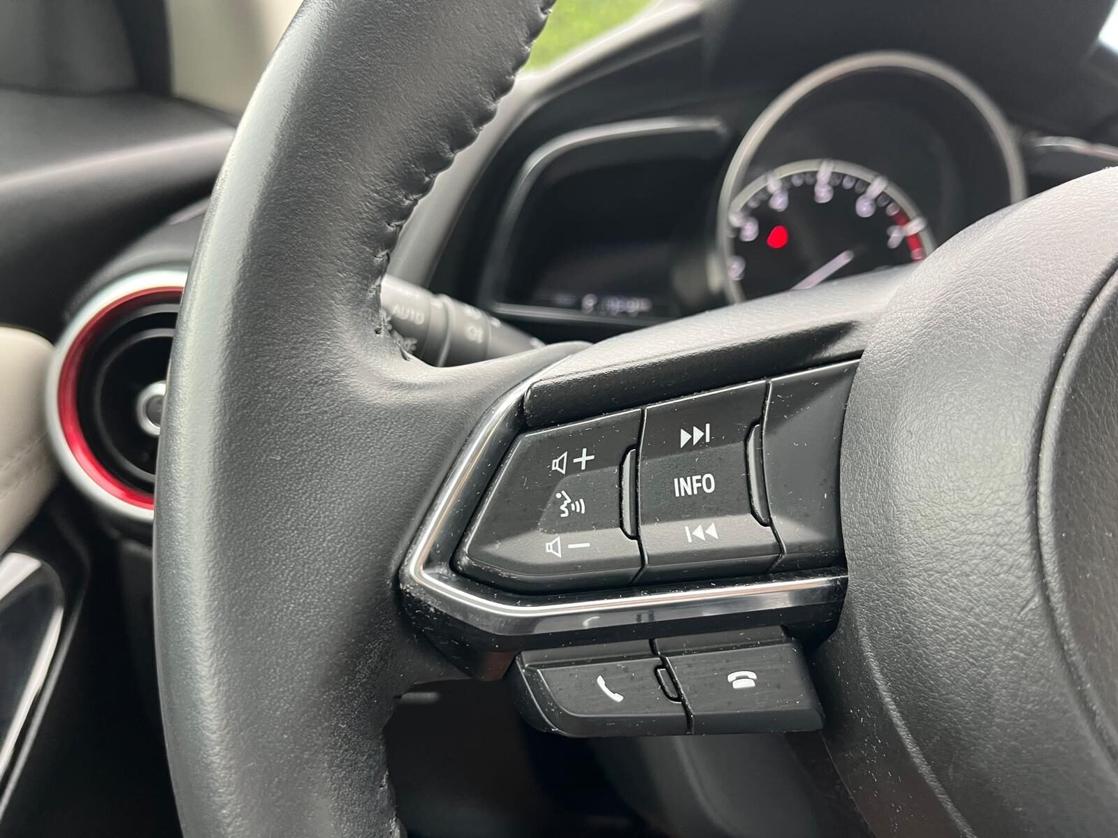 MAZDA 2 LUXURY WHITE SAFETY NAVI