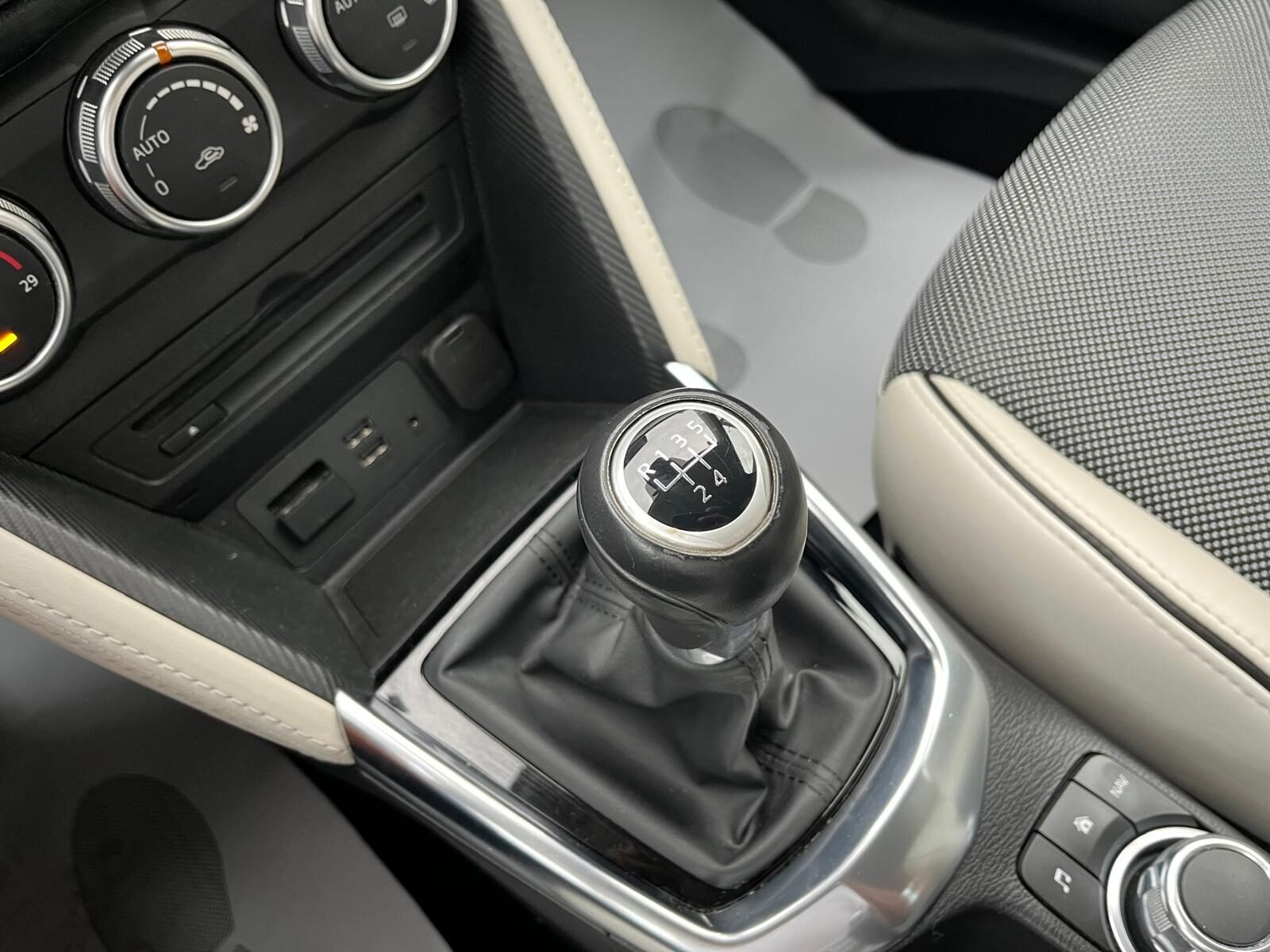 MAZDA 2 LUXURY WHITE SAFETY NAVI
